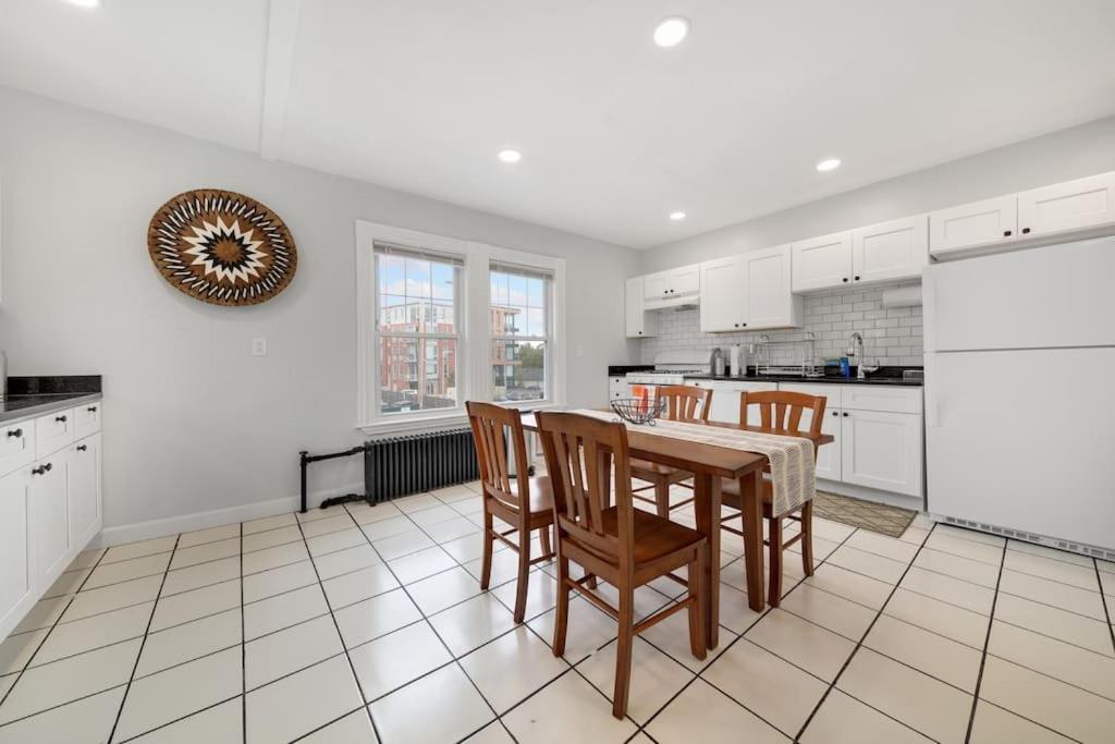 5Br 2Bh Bright & Spacious Apt In Brighton Βοστώνη Δωμάτιο φωτογραφία
